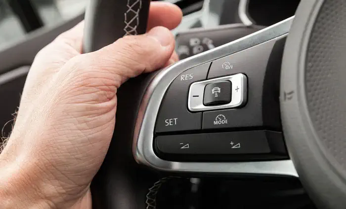 Commandes régulateur de vitesse adaptatif sur volant automobile