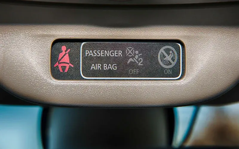 Panneau lumineux indiquant l’état activé ou désactivé de l’airbag passager à l’intérieur d’un véhicule.